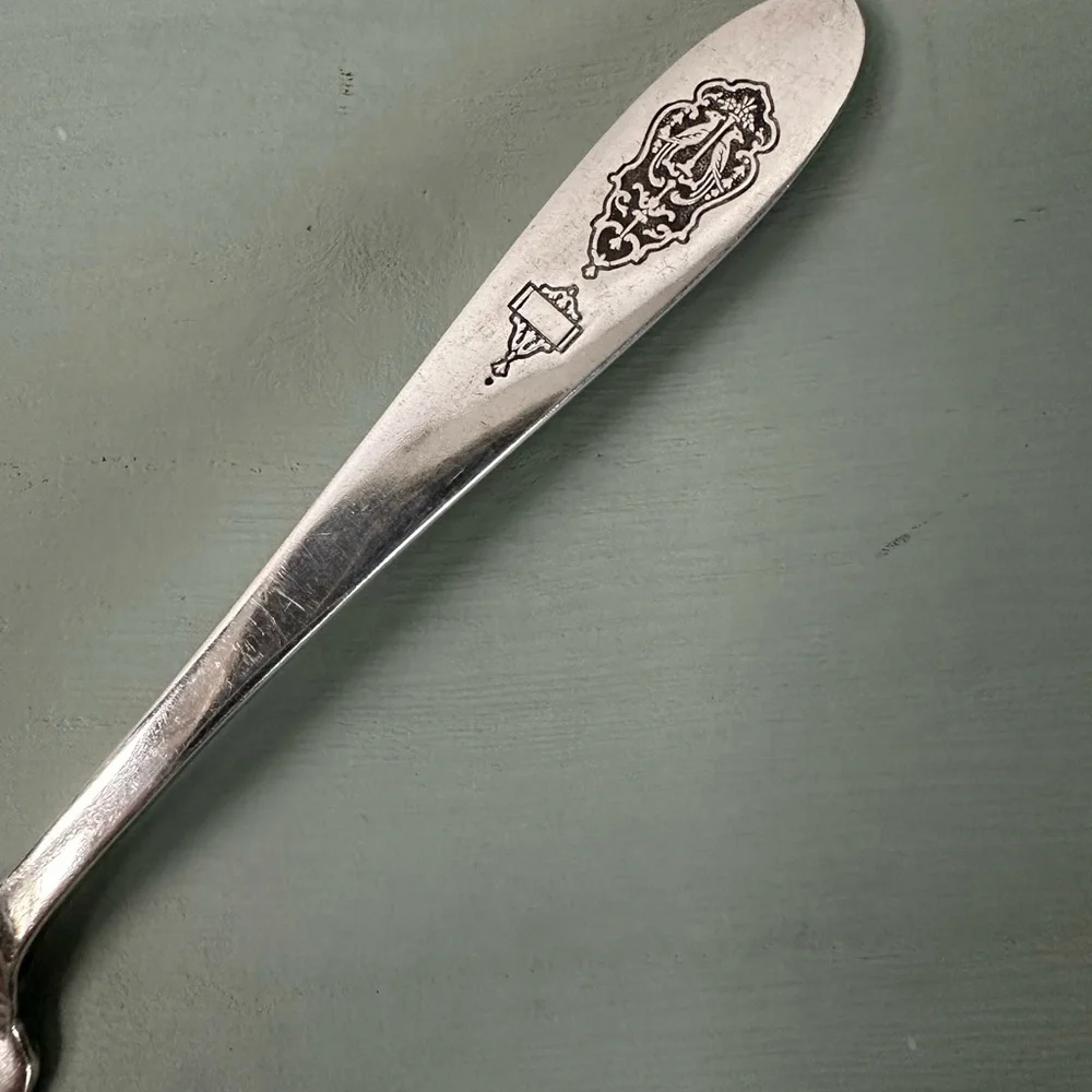 ONEIDA COMMUNITY PLATE  vintage butter knife Bird of Paradise collection